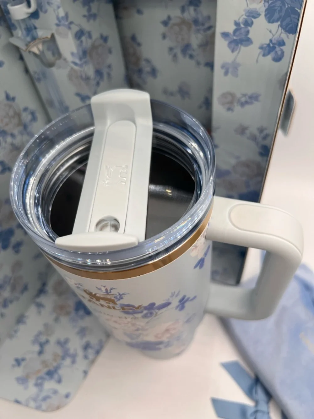 Stanley x LoveShackFancy Everblooming Rosettes 40oz Quencher Tumbler Blue NEW - Picture 5 of 8